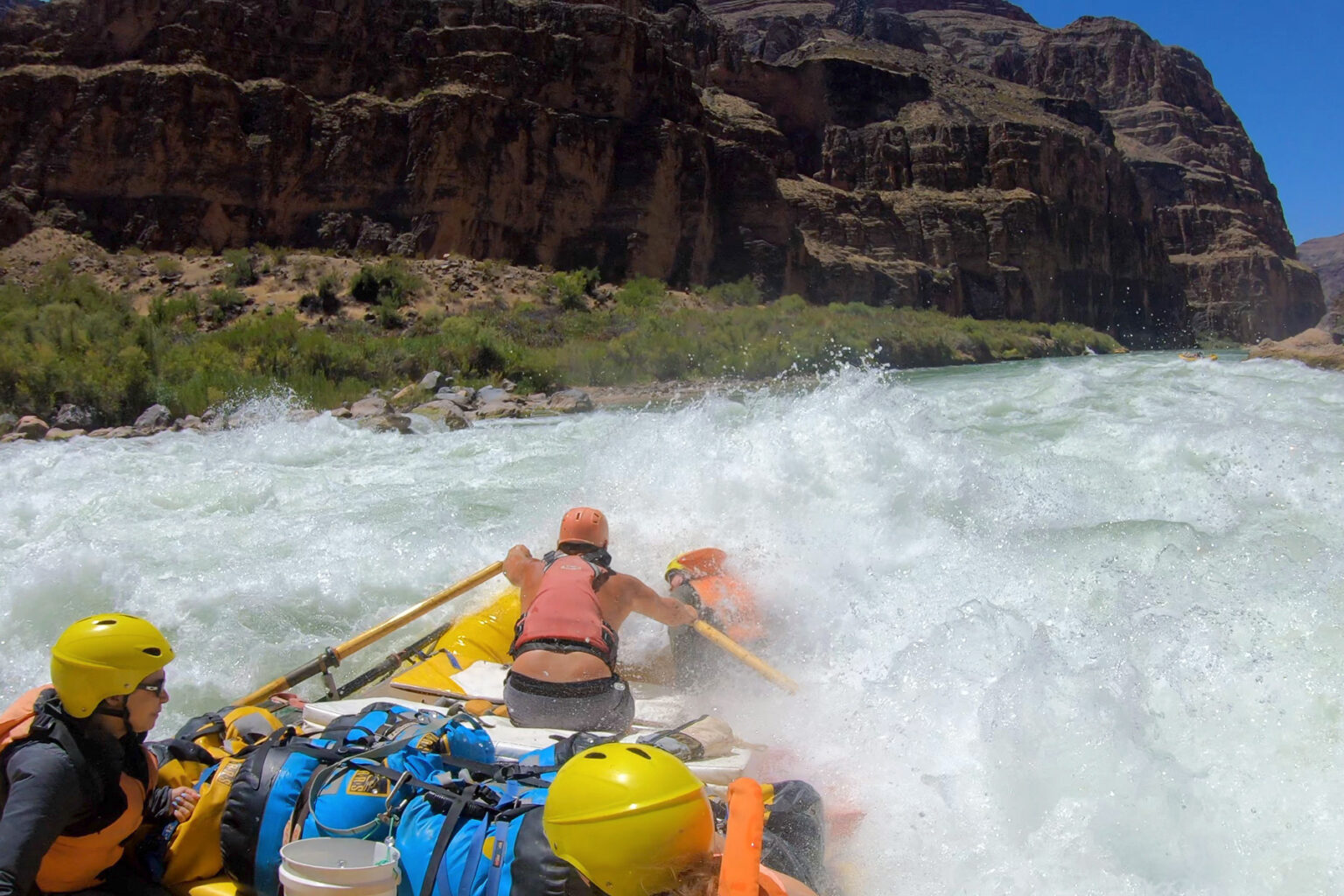 Guide on OARS raft tackles Lava Falls in Grand Canyon