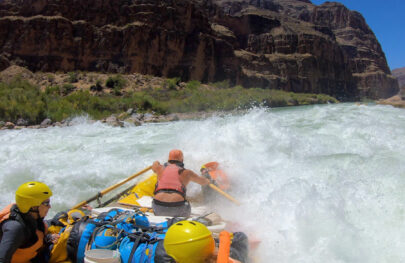 Guide on OARS raft tackles Lava Falls in Grand Canyon