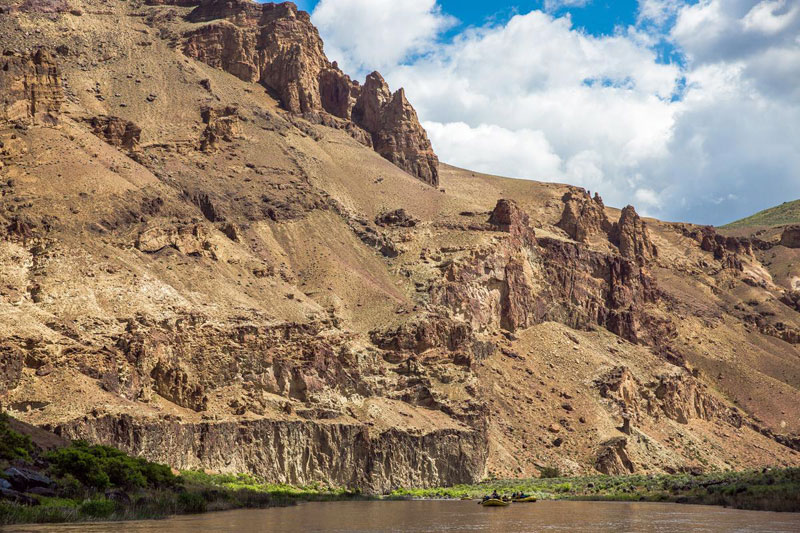 Rafts floating through the Owyhee River Canyon